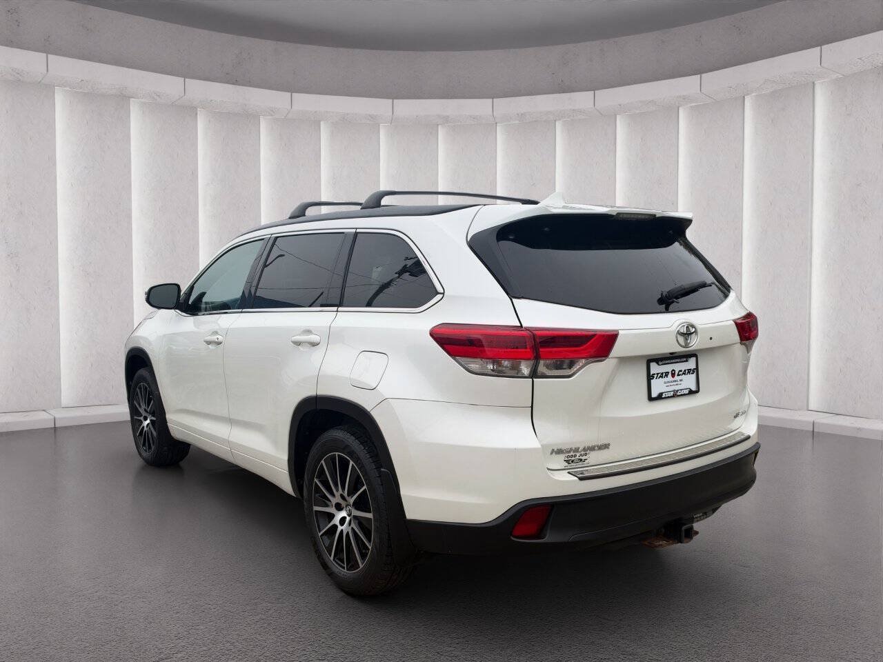 Used 2018 Toyota Highlander SE AWD/4WD image 3