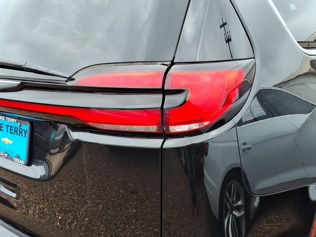 Used 2023 Chrysler Pacifica Touring-L image 8