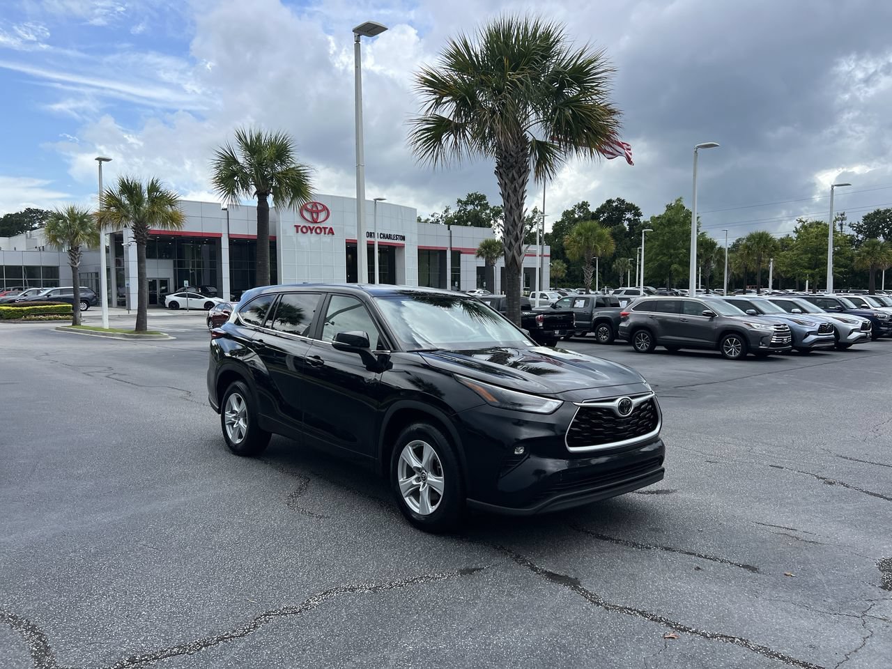 Used 2024 Toyota Highlander LE FWD image 2
