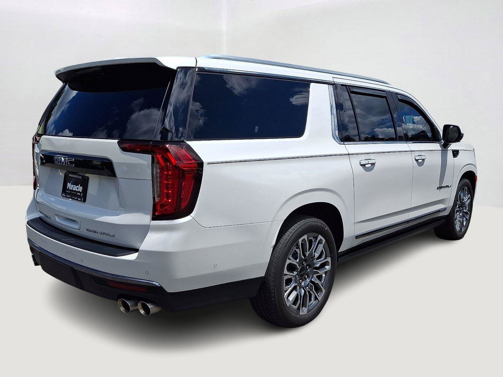 Used 2024 GMC Yukon XL Denali Ultimate AWD/4WD image 6