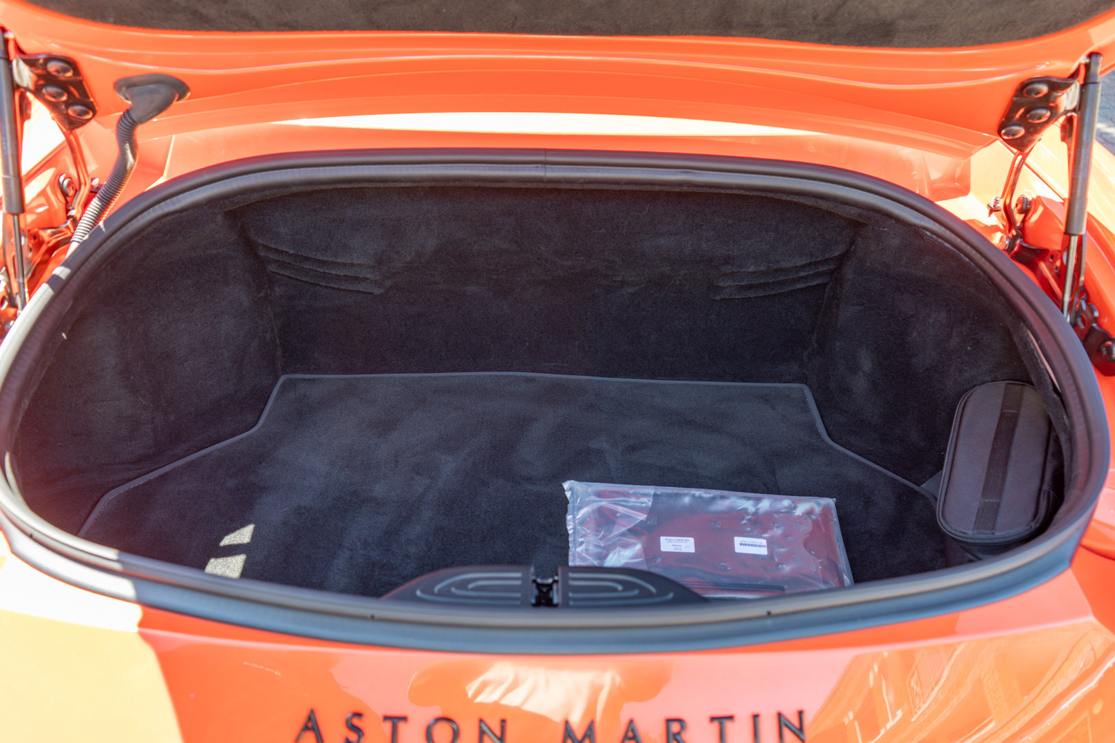 Used 2023 Aston Martin V8 Vantage Roadster RWD image 29