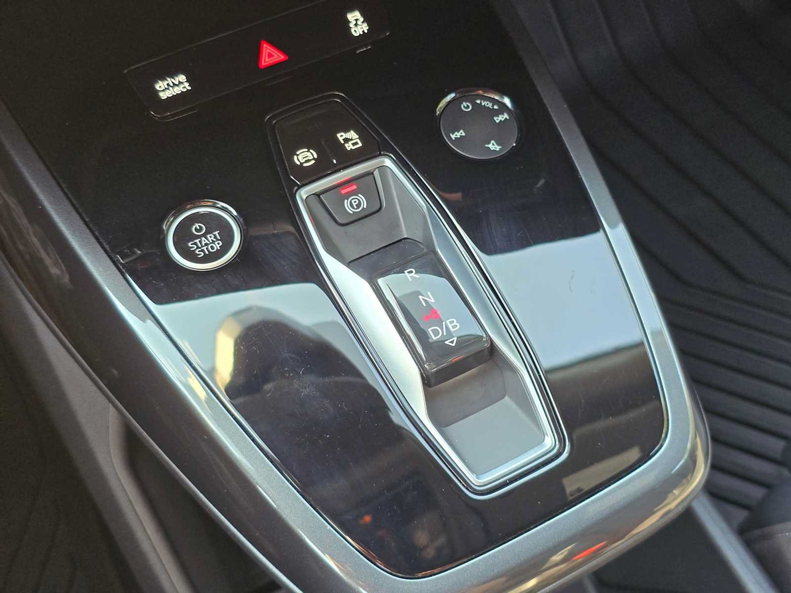 Used 2023 Audi Q4 e-tron Prestige AWD/4WD image 32