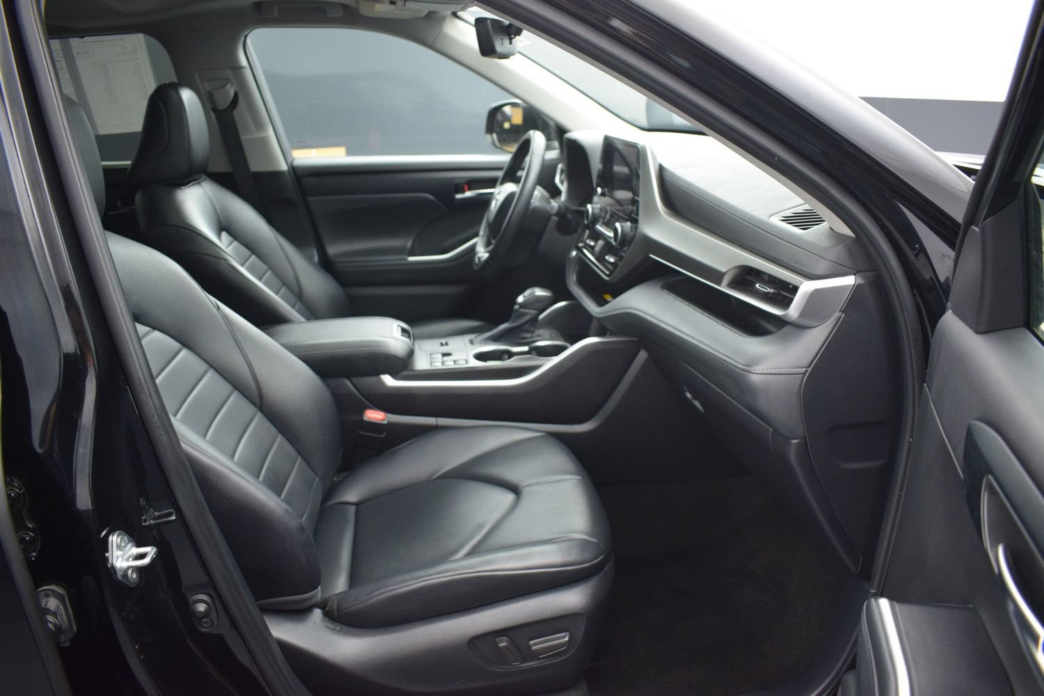 Used 2024 Toyota Highlander XLE AWD/4WD image 10