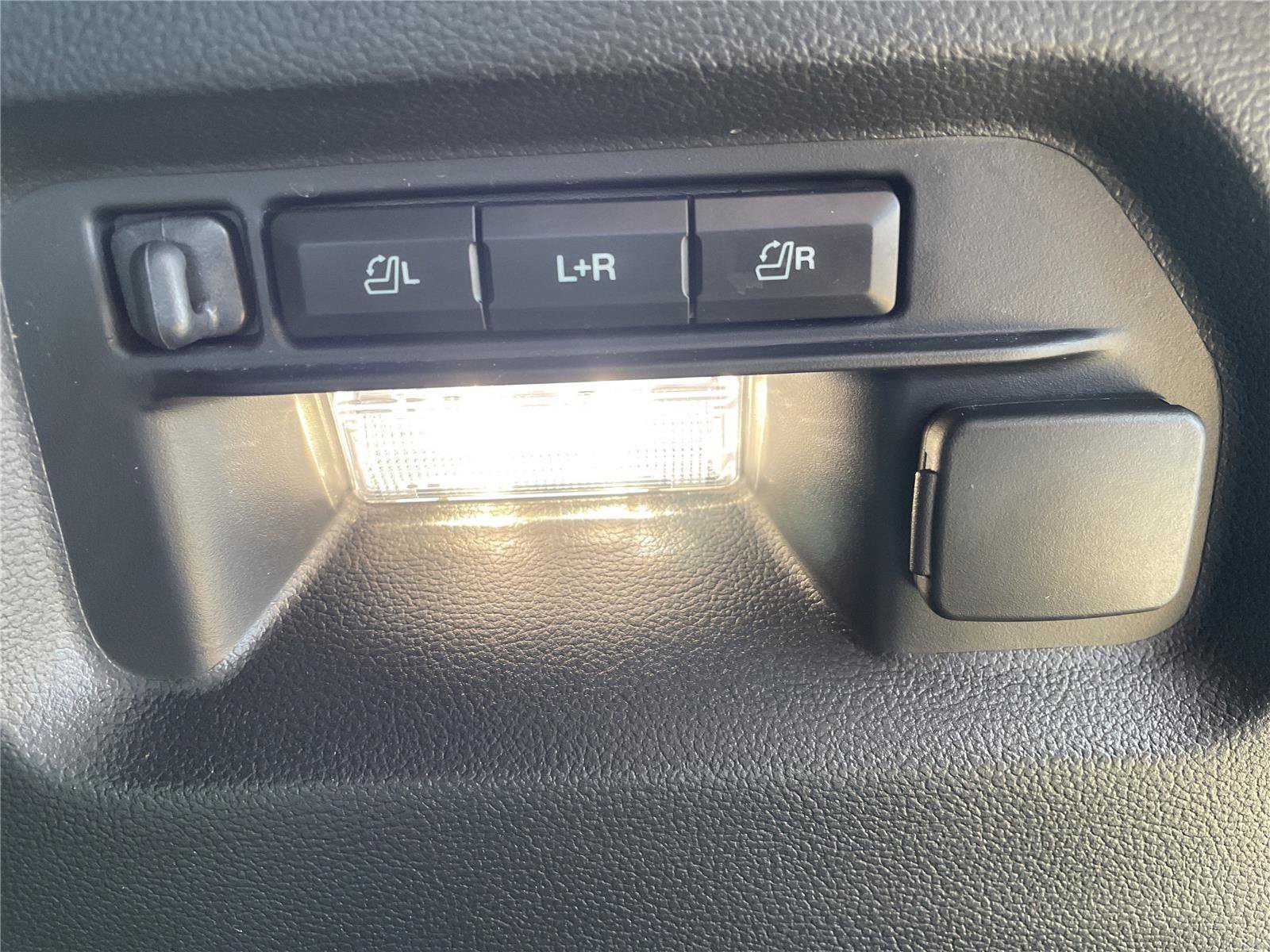 Used 2025 Ford Explorer ST-Line w/ Premium Package AWD/4WD image 31