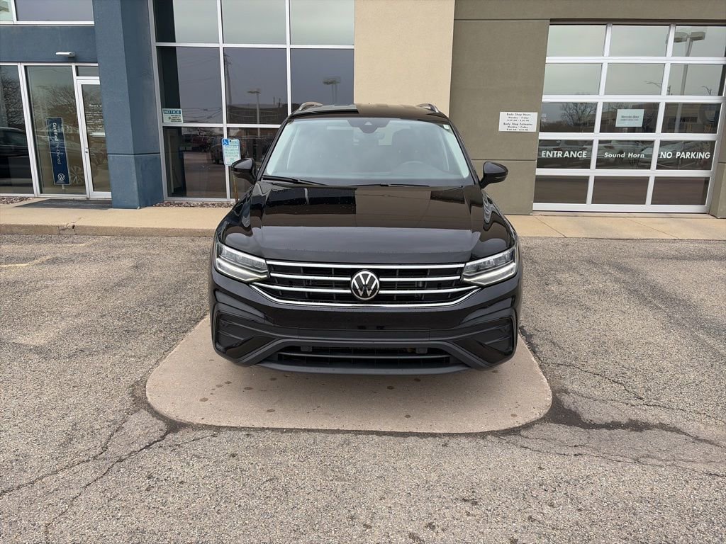 Certified 2024 Volkswagen Tiguan SE image 3