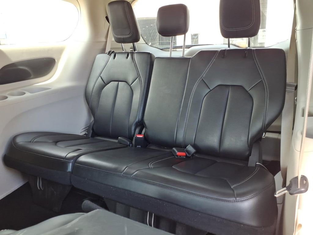 Used 2024 Chrysler Pacifica Select image 17