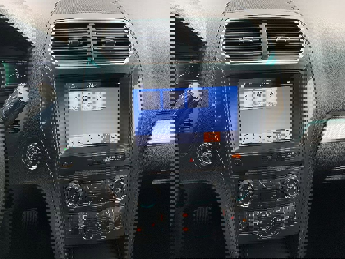 Used 2017 Ford Explorer XLT w/ Equipment Group 202A AWD/4WD image 23