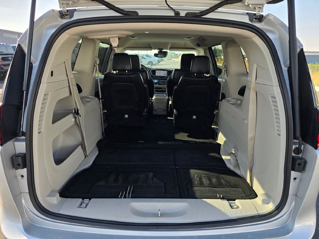 Used 2024 Chrysler Pacifica Touring-L FWD image 30