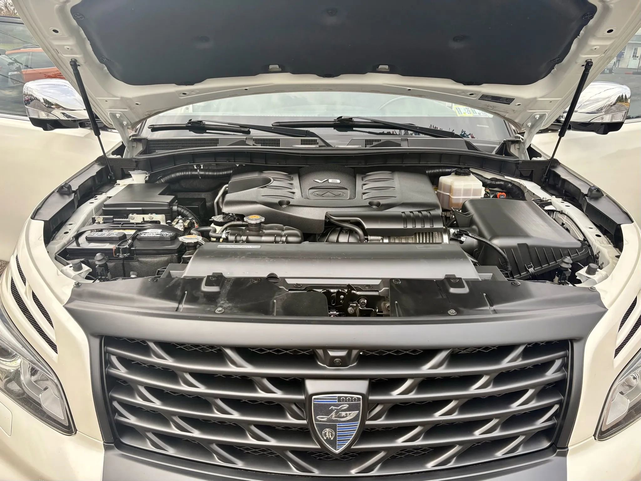 Used 2016 INFINITI QX80 4WD w/ Deluxe Technology Package image 8