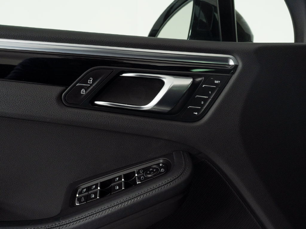 Certified 2021 Porsche Macan Turbo AWD/4WD image 20