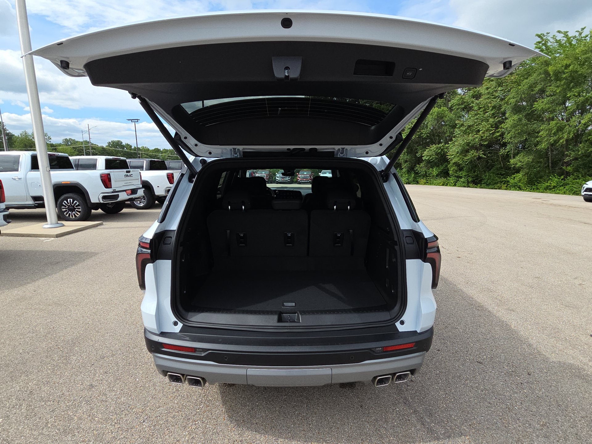 New 2026 Chevrolet Traverse LT w/ Enhanced Driving Package FWD image 32