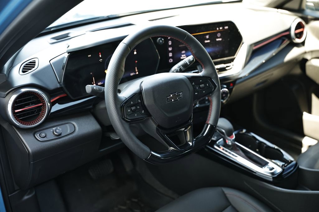 Used 2025 Chevrolet Trax RS w/ Sunroof Package FWD image 18