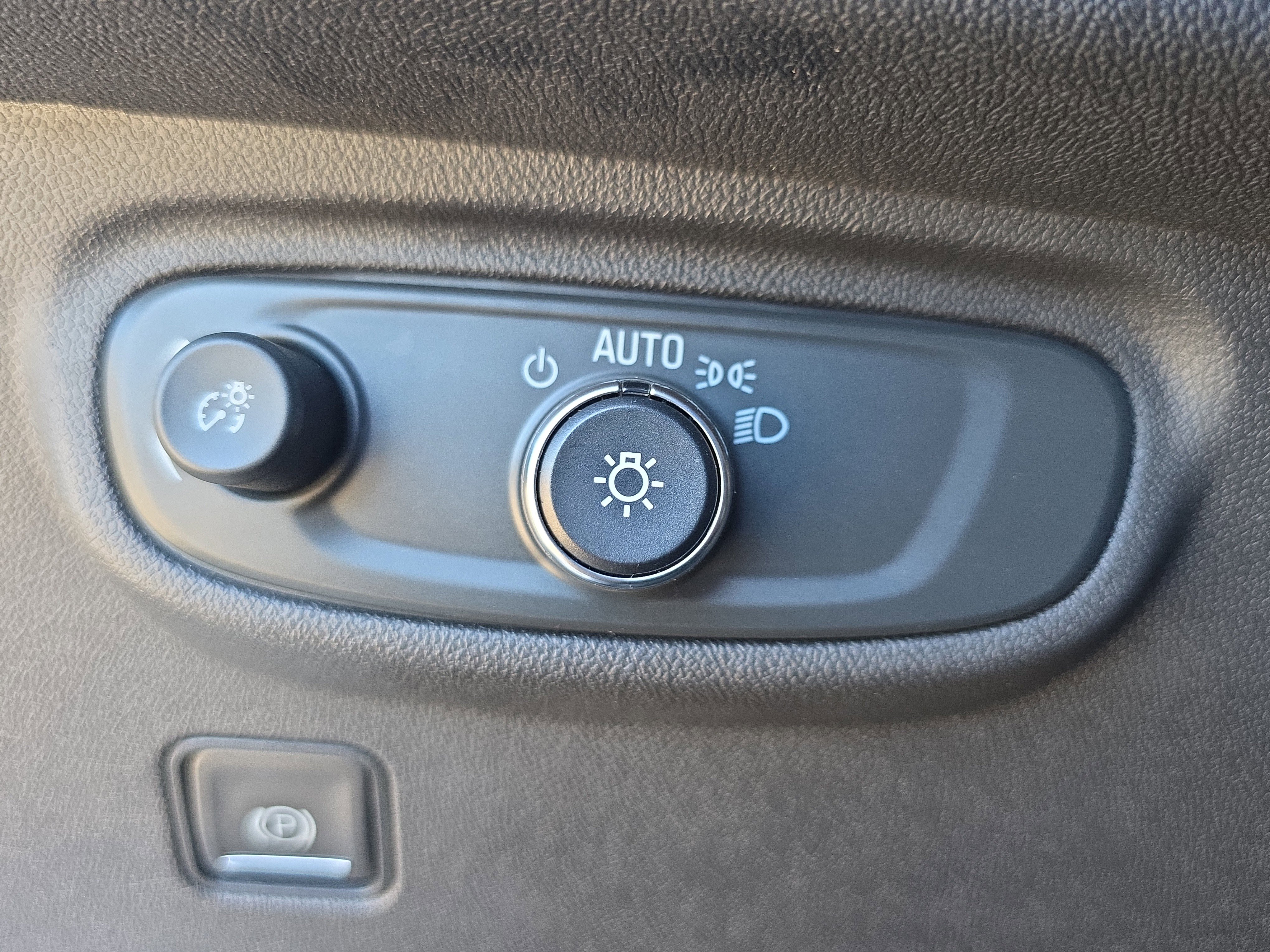 Used 2024 GMC Terrain SLE image 24