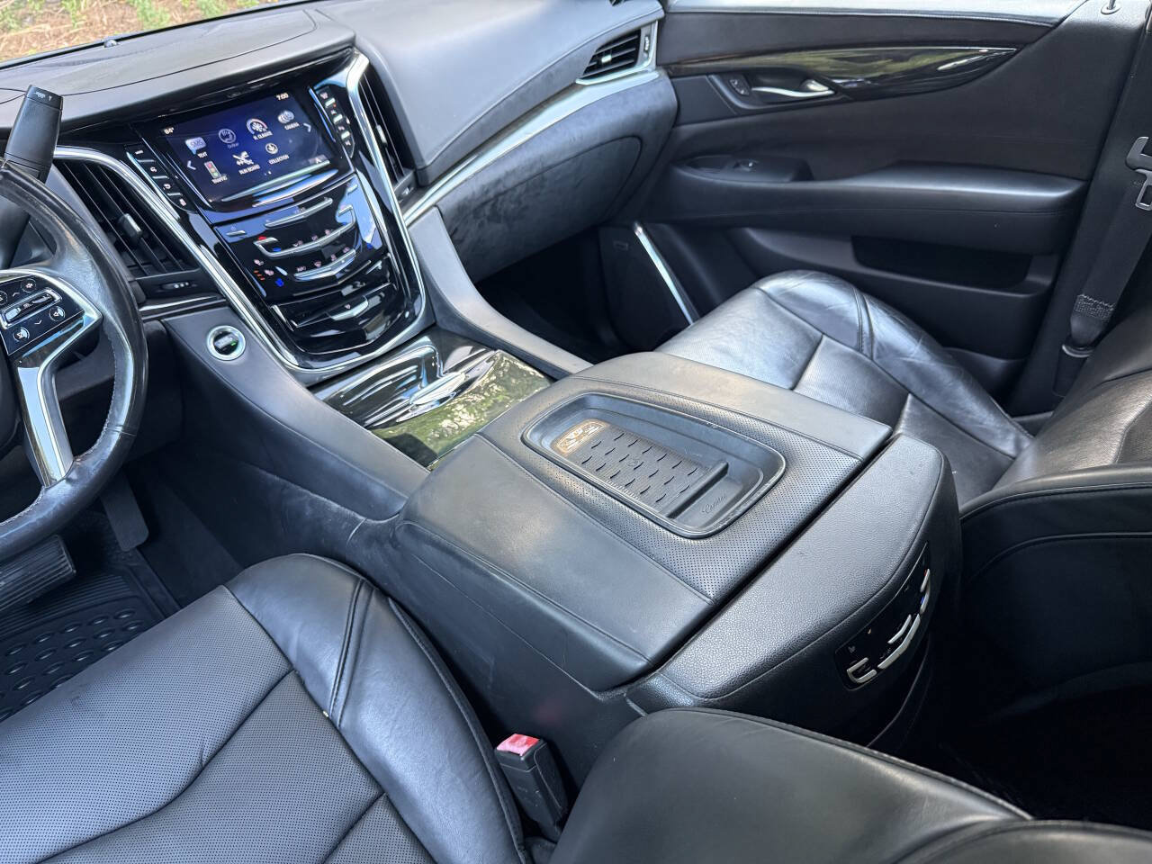 Used 2017 Cadillac Escalade ESV Platinum AWD/4WD image 22