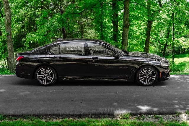 Used 2022 BMW 750i xDrive w/ Autobahn Package AWD/4WD image 10
