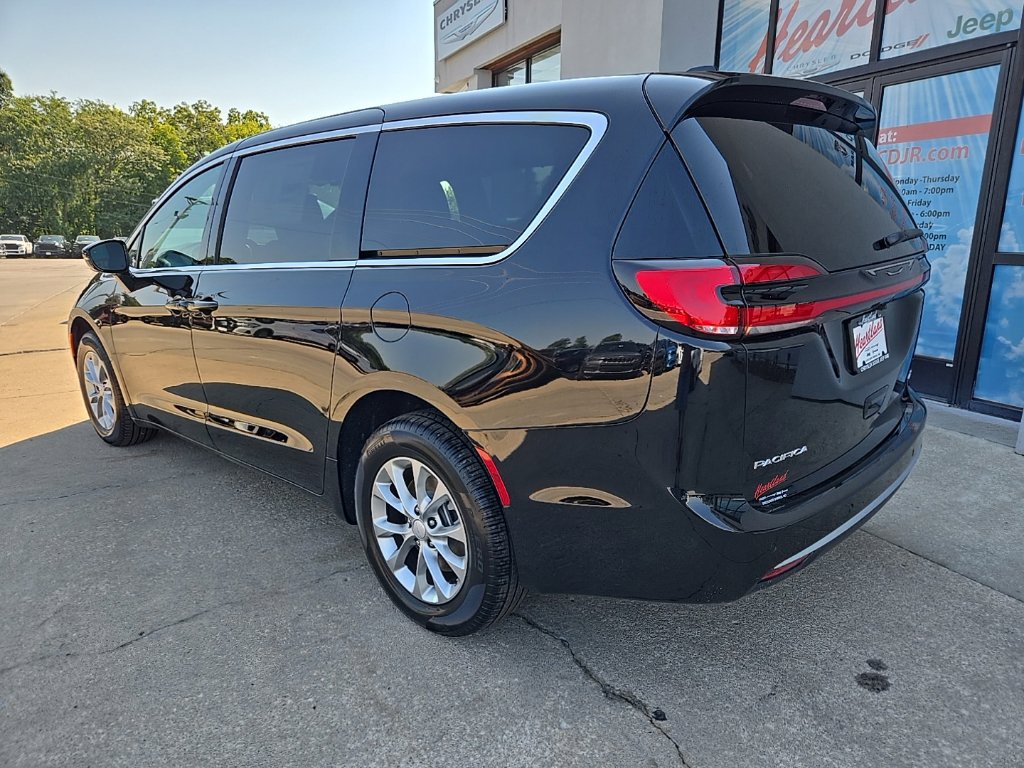 New 2027 Chrysler Pacifica Select w/ Family Tech Group AWD/4WD image 9