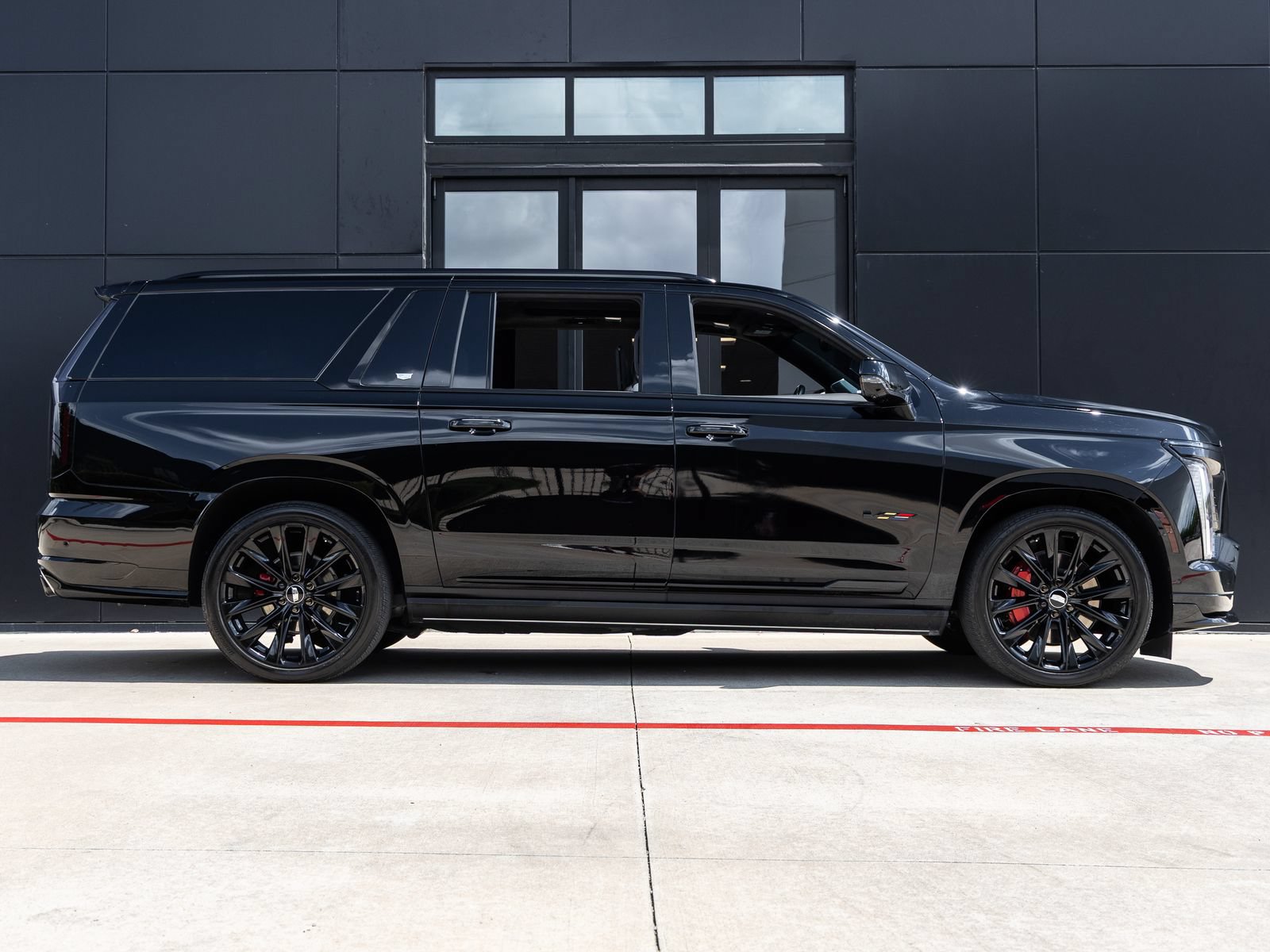 Used 2025 Cadillac Escalade ESV V AWD/4WD image 10