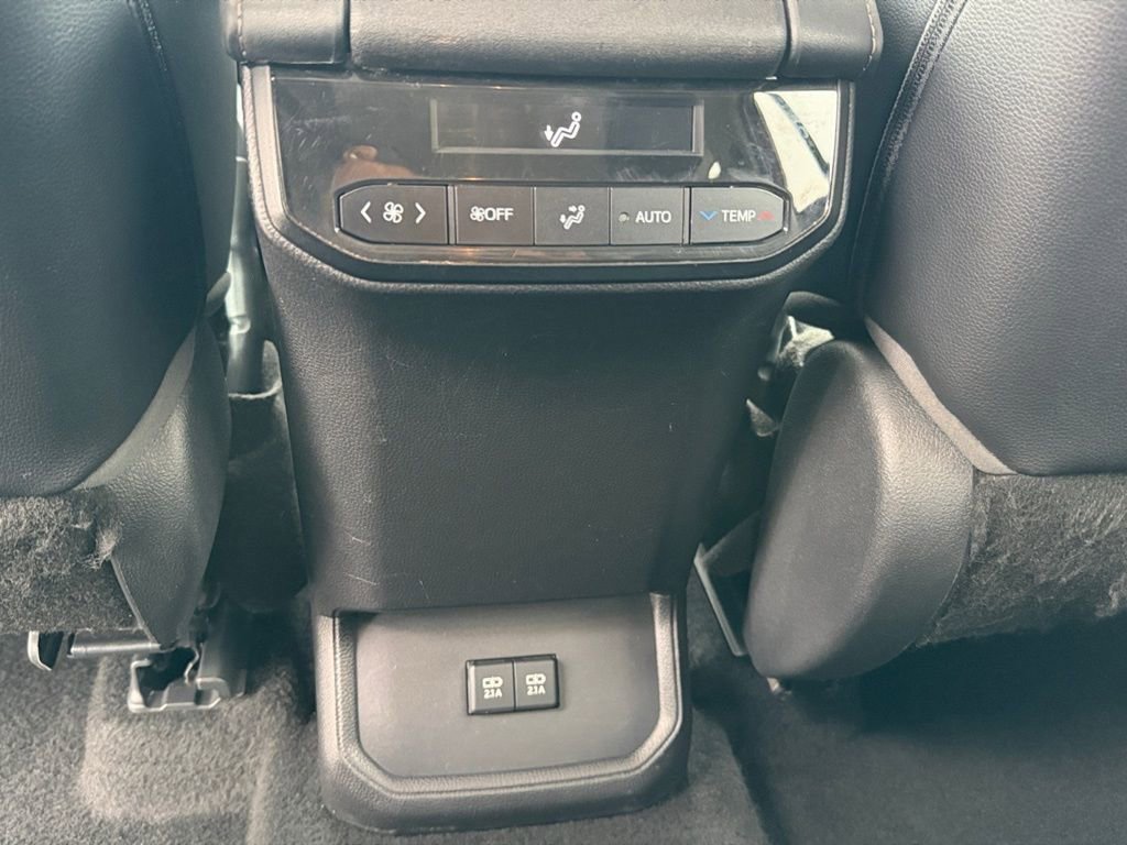 Used 2021 Toyota Highlander XLE image 18