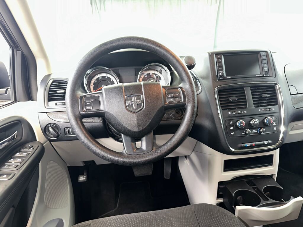 Used 2019 Dodge Grand Caravan SE image 2