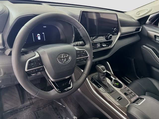 Used 2024 Toyota Highlander Platinum FWD image 9