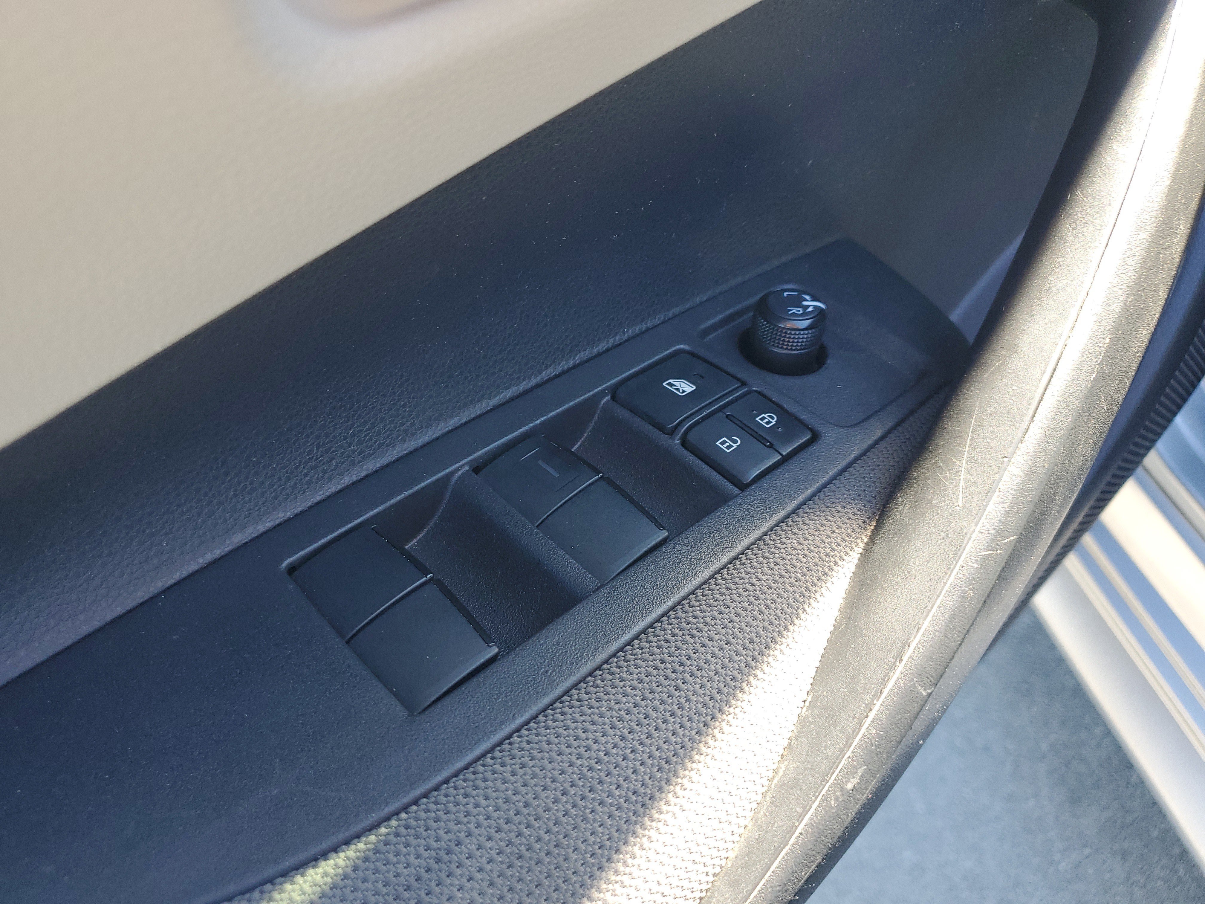Used 2020 Toyota Corolla L FWD image 22
