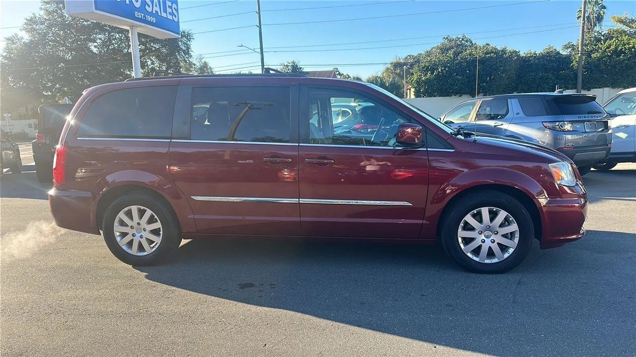 Used 2016 Chrysler Town & Country Touring FWD image 7