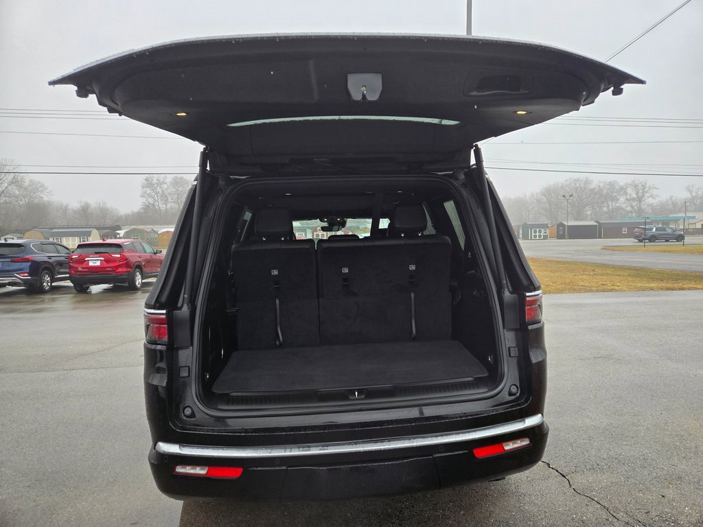 Used 2023 Jeep Wagoneer 4WD w/ Premium Group I image 5