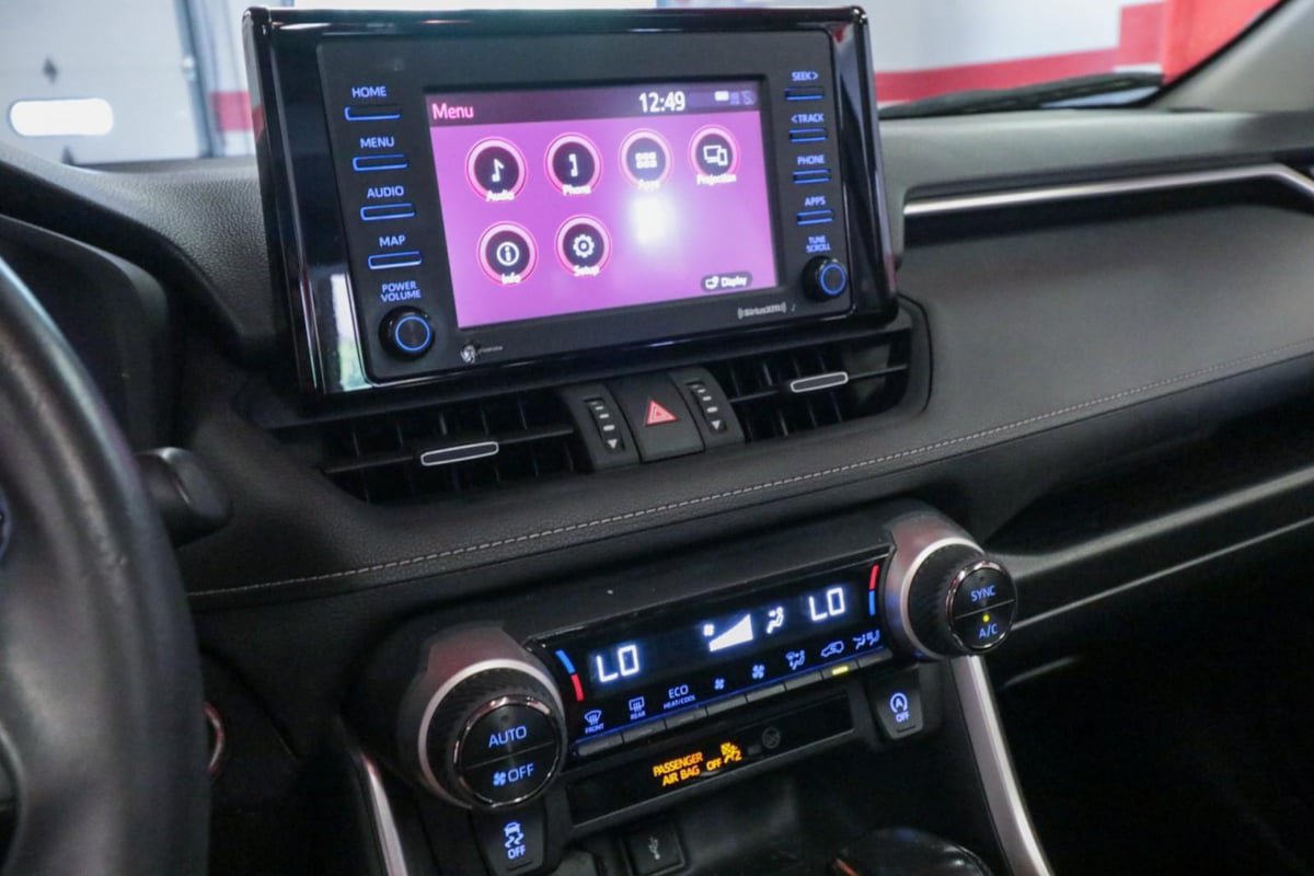 Used 2020 Toyota RAV4 XLE Premium FWD image 18