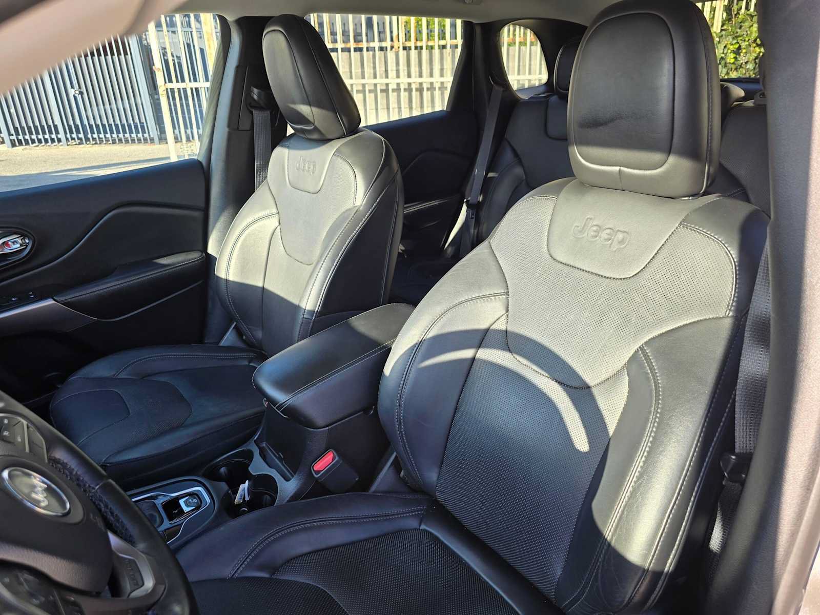 Used 2019 Jeep Cherokee Limited FWD image 21