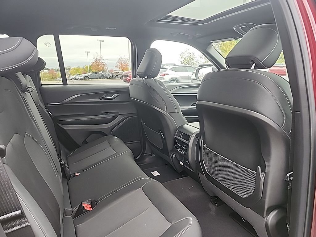 New 2025 Jeep Grand Cherokee Laredo w/ Luxury Tech Group I image 13