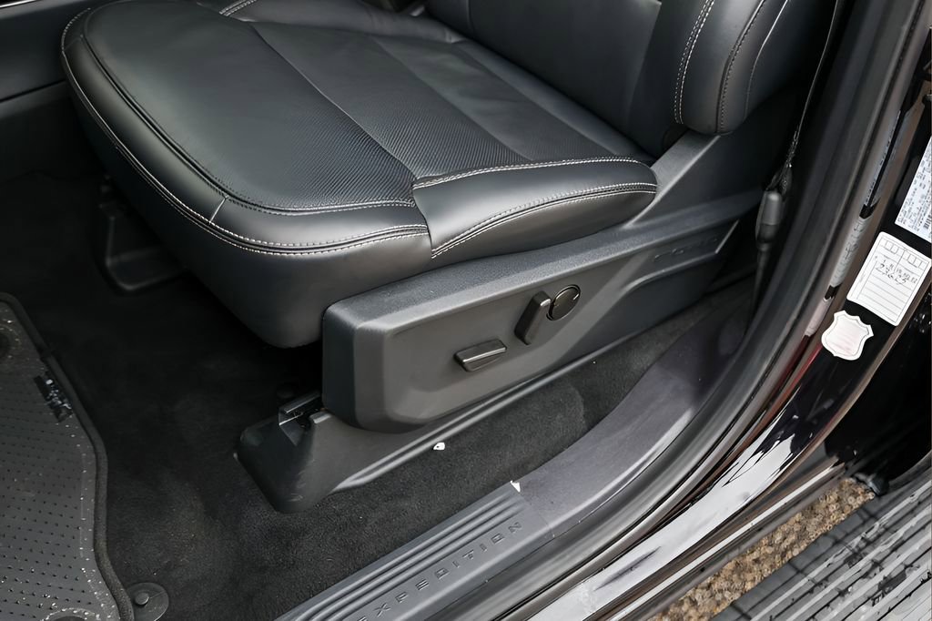 Used 2025 Ford Expedition Max Platinum AWD/4WD image 8
