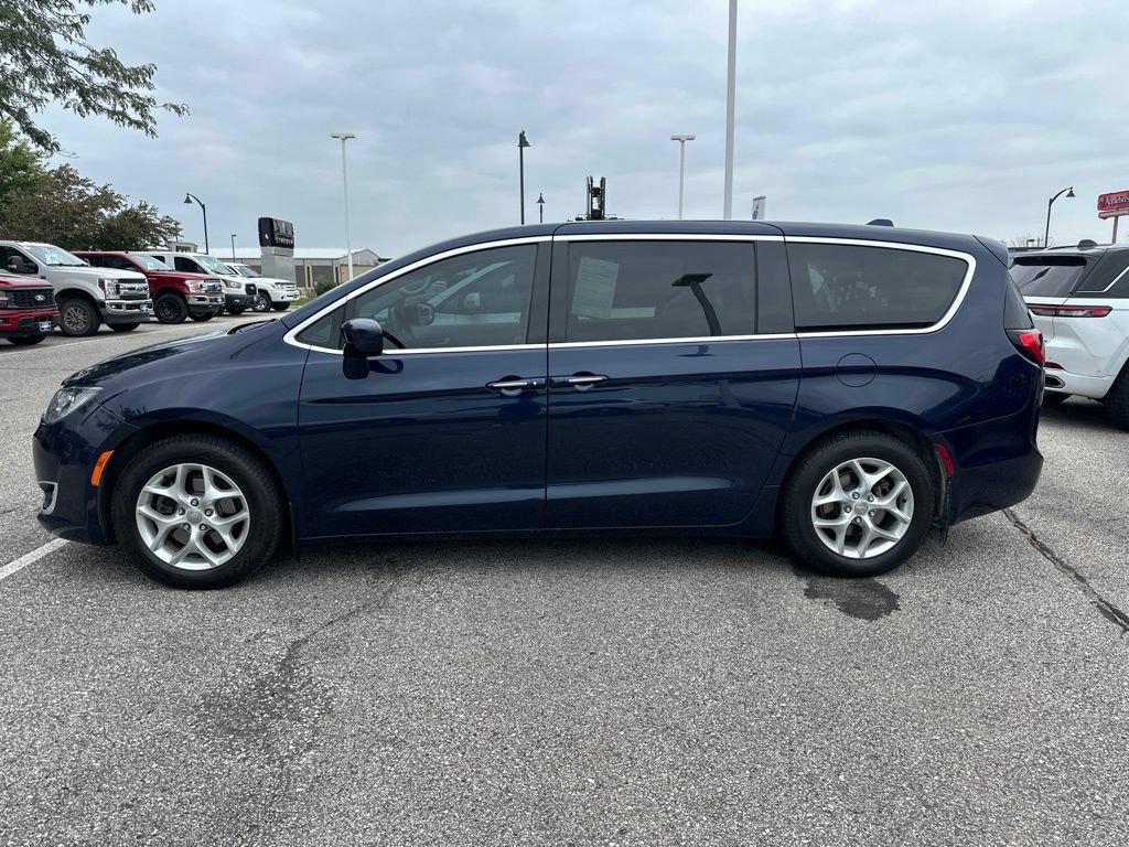 Used 2018 Chrysler Pacifica Touring Plus w/ Tire & Wheel Group FWD image 2