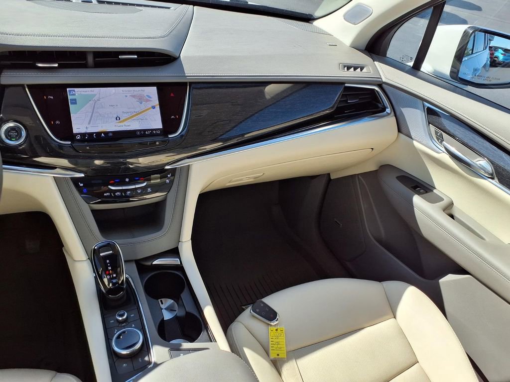 Used 2023 Cadillac XT6 Premium Luxury w/ LPO, Floor Liner Package AWD/4WD image 4