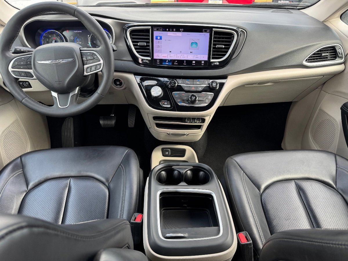Used 2023 Chrysler Pacifica Touring-L FWD image 22