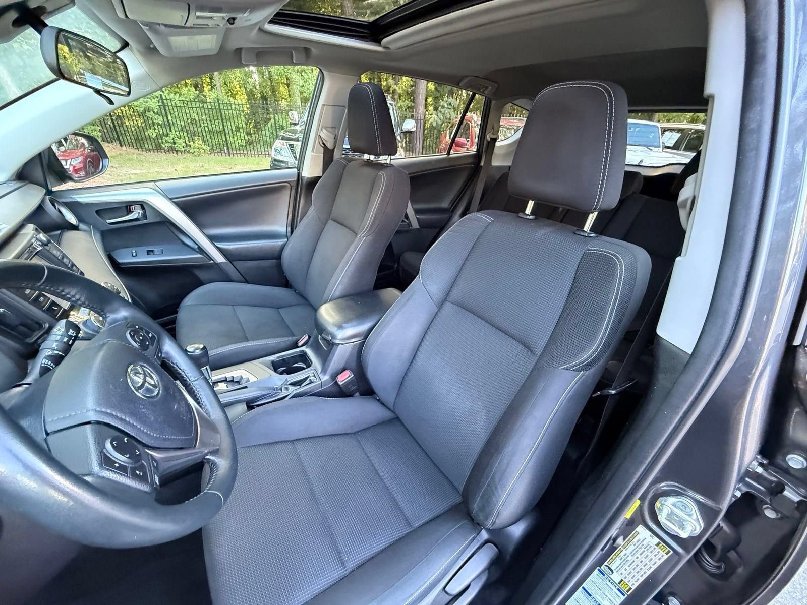 Used 2018 Toyota RAV4 XLE AWD/4WD image 48