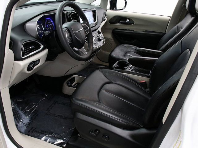 Used 2024 Chrysler Pacifica Touring-L image 10