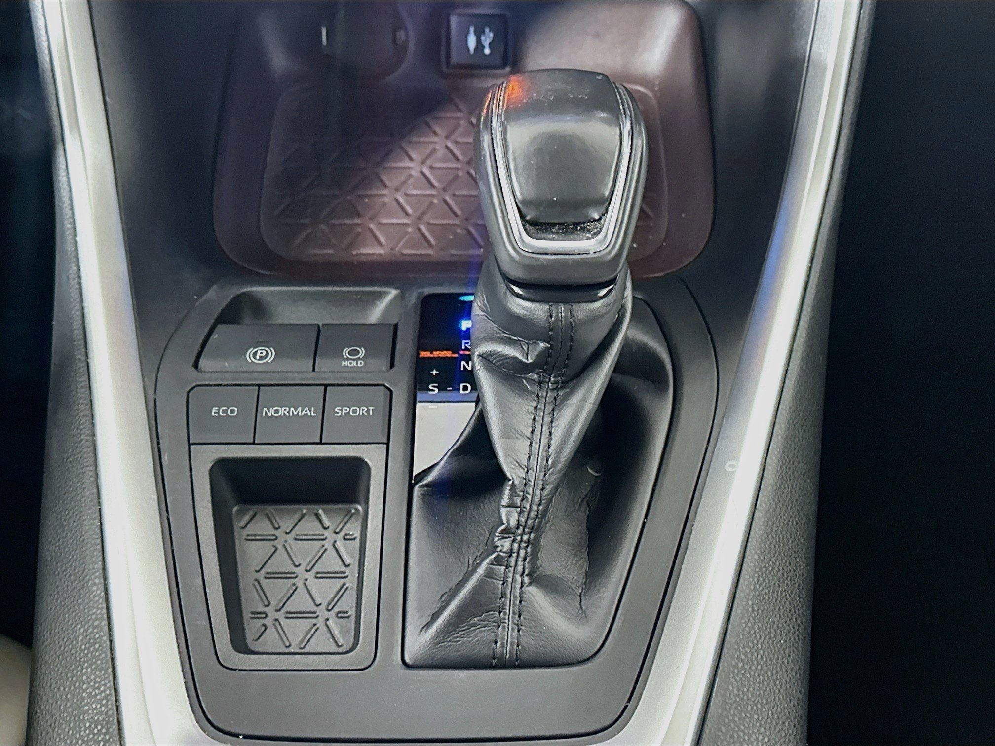 Used 2019 Toyota RAV4 Limited w/ Cold Weather Package FWD image 25