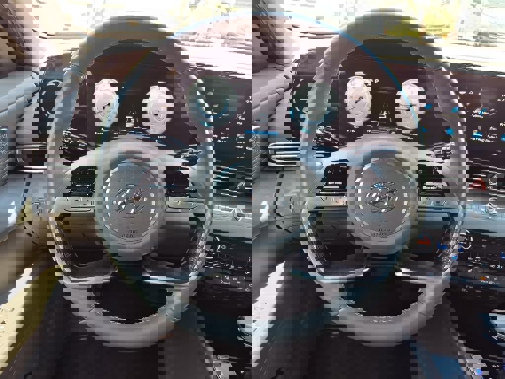 Used 2023 Hyundai Elantra SEL w/ Convenience Package image 14