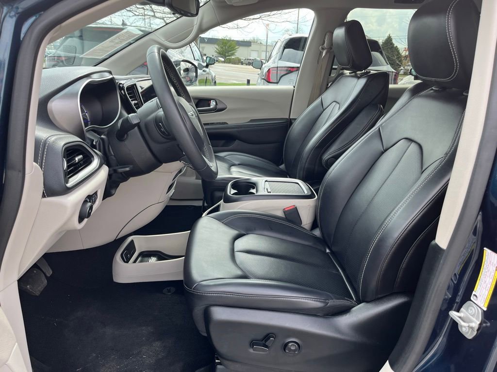 Used 2024 Chrysler Pacifica Select image 13