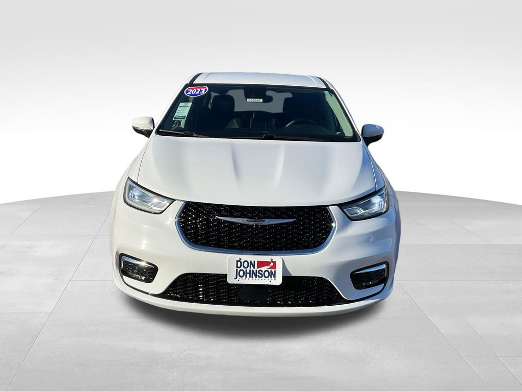 Used 2023 Chrysler Pacifica Touring-L image 38