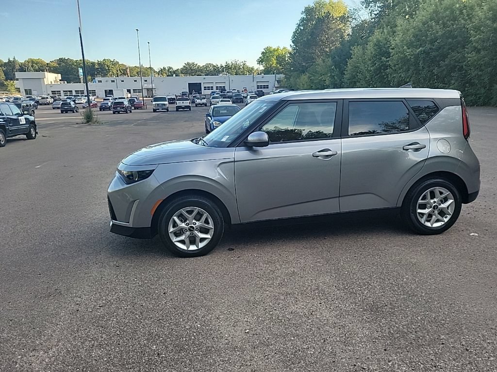 Used 2025 Kia Soul LX w/ LX Technology Package FWD image 21