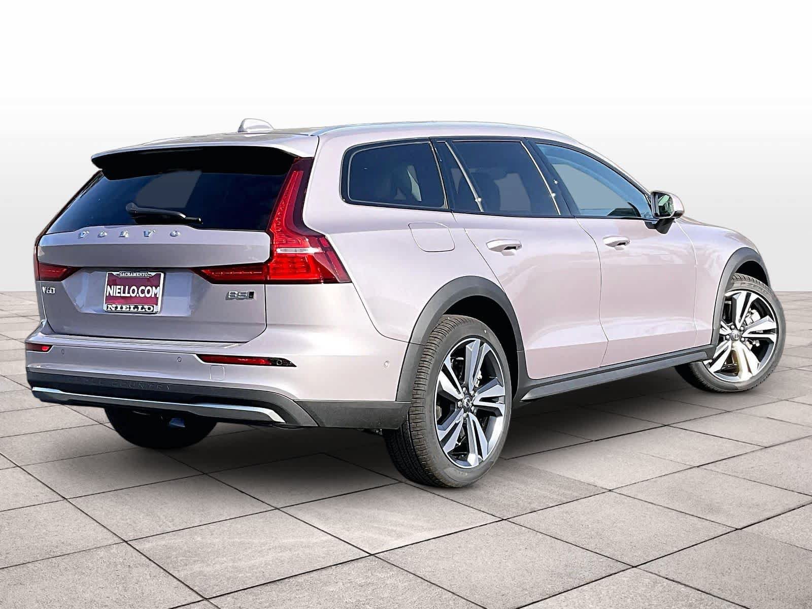 New 2026 Volvo V60 B5 Cross Country Plus w/ Climate Package AWD/4WD image 4
