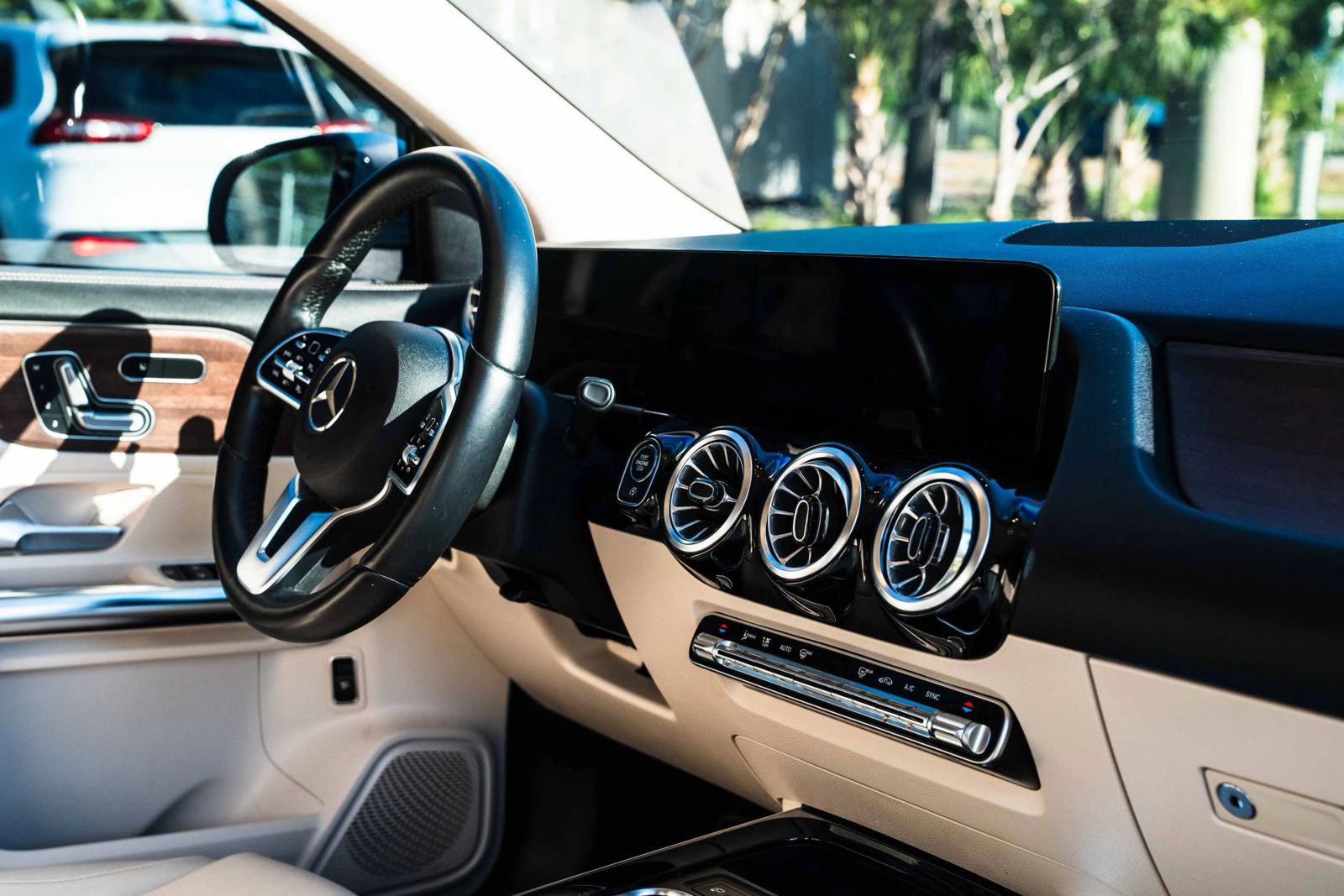 Used 2022 Mercedes-Benz GLA 250 4MATIC w/ Premium Package image 34