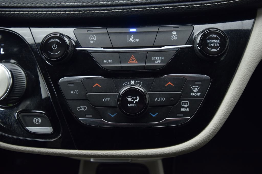 Used 2022 Chrysler Pacifica Touring-L image 34