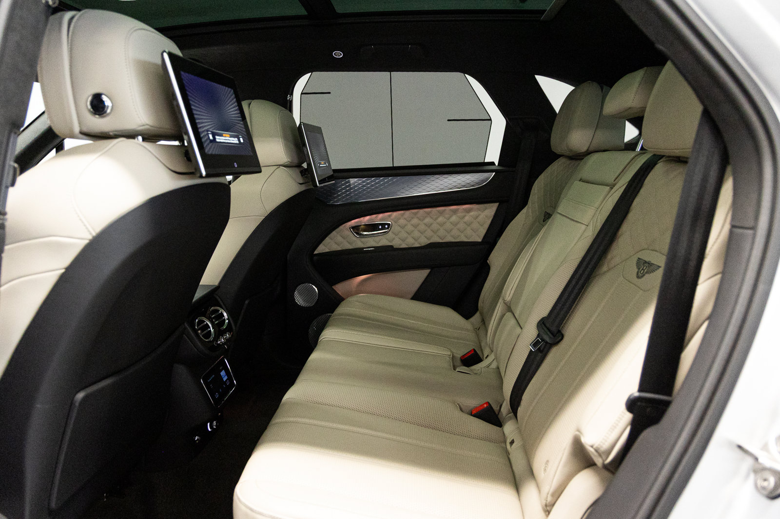 Certified 2023 Bentley Bentayga Plug-In Hybrid AWD/4WD image 48