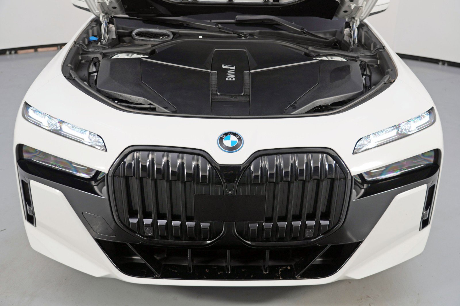 Used 2023 BMW i7 xDrive60 w/ Executive Package 2 image 7