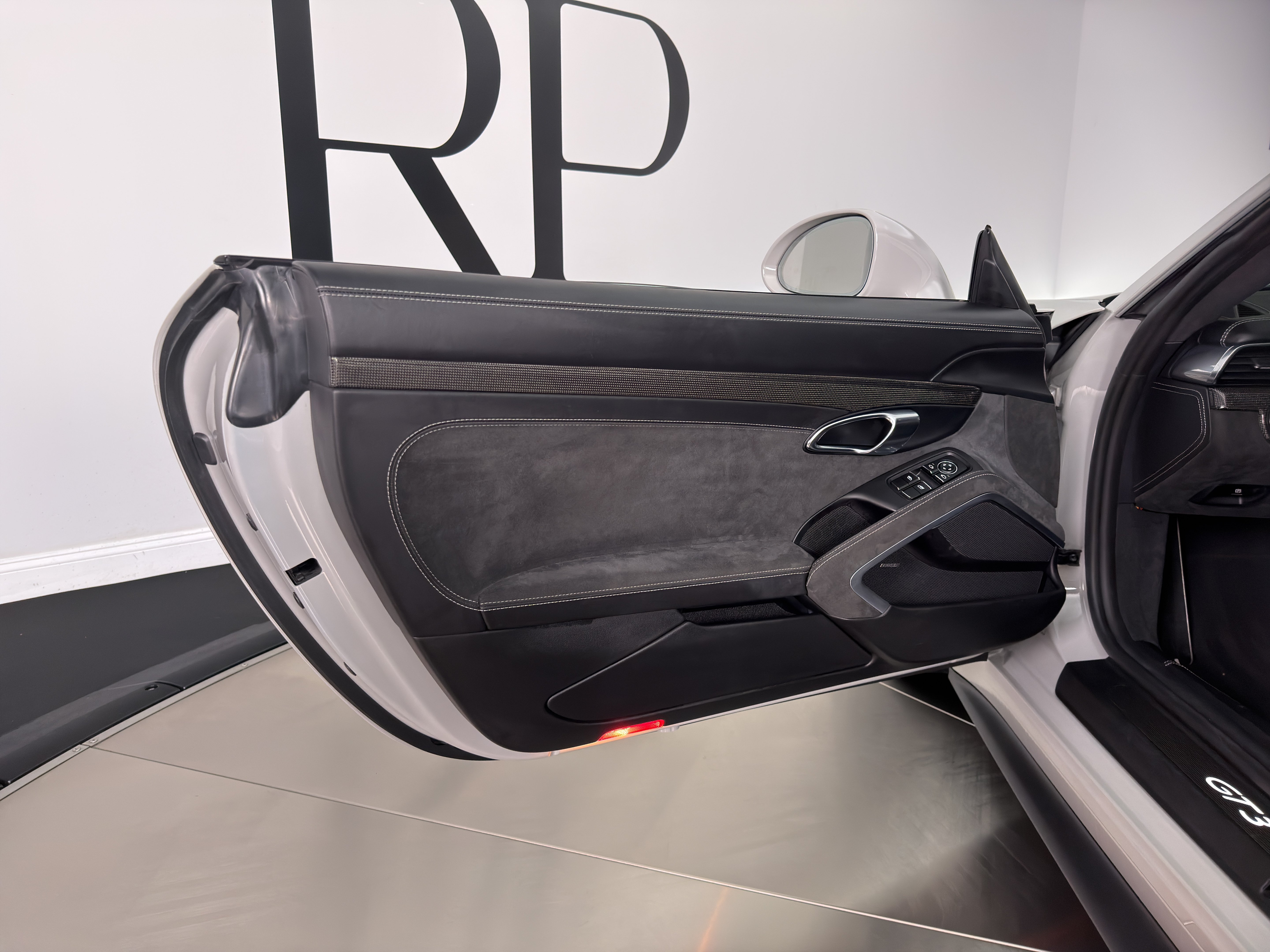 Used 2018 Porsche 911 GT3 RWD image 14