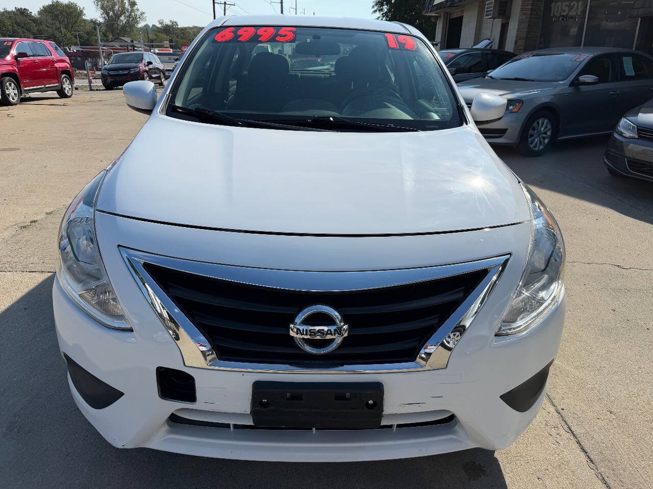Used 2019 Nissan Versa SV FWD image 2
