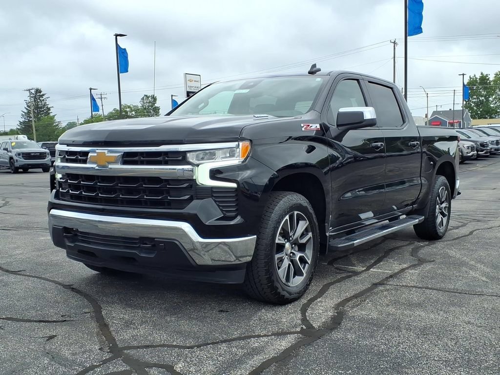 Used 2022 Chevrolet Silverado 1500 LT AWD/4WD image 3