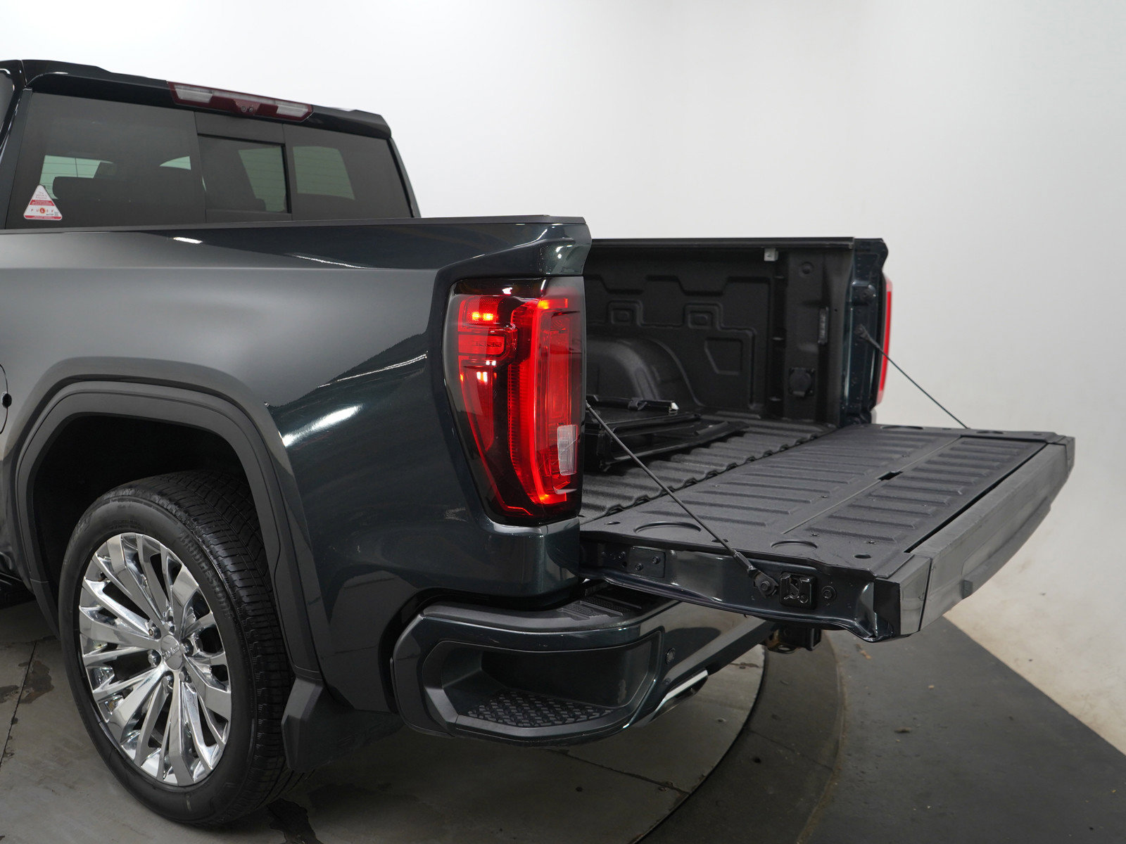 Used 2022 GMC Sierra 1500 Denali w/ Denali Reserve Package AWD/4WD image 9